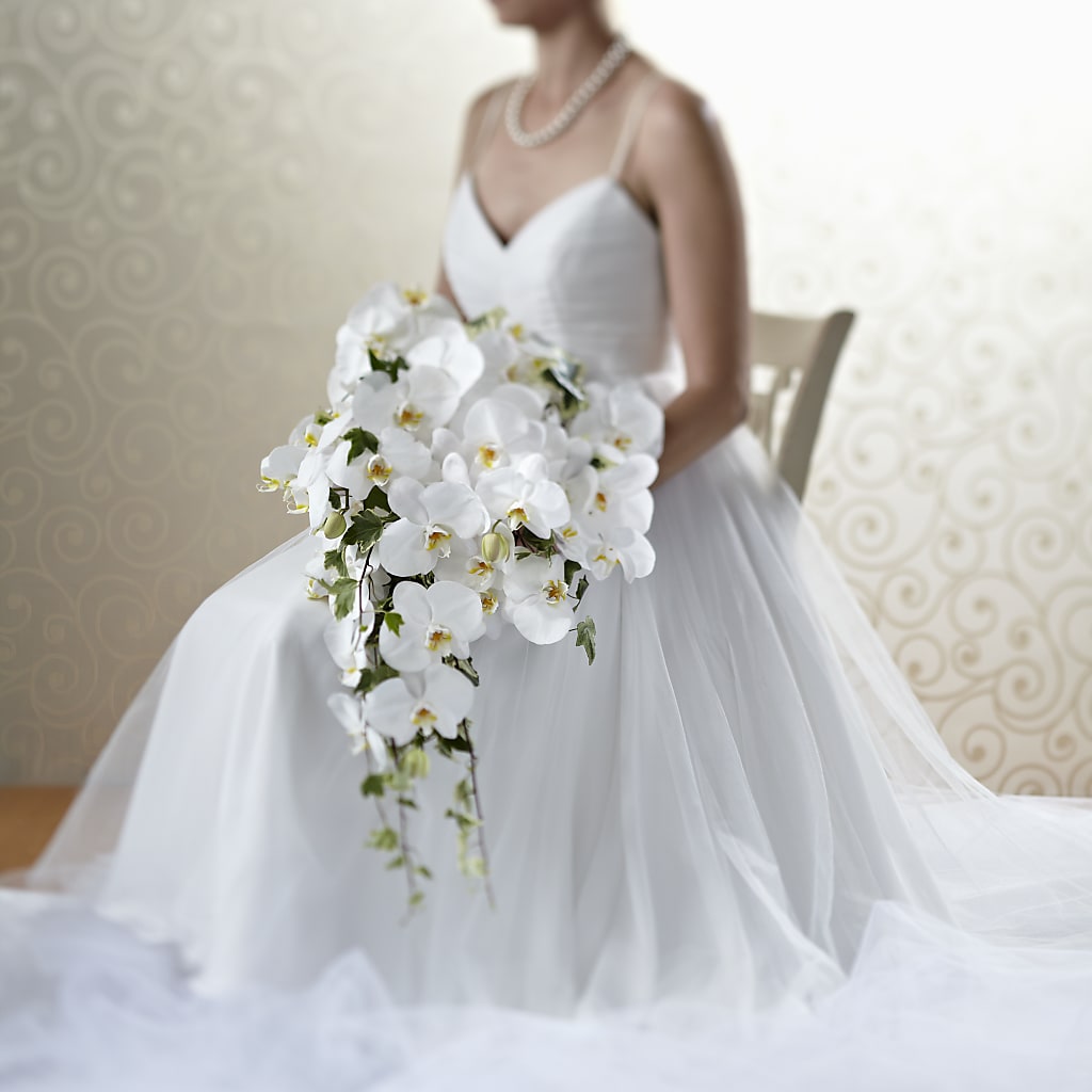 Classic White Bouquet – Depot Des Fleurs, Montreal PQ